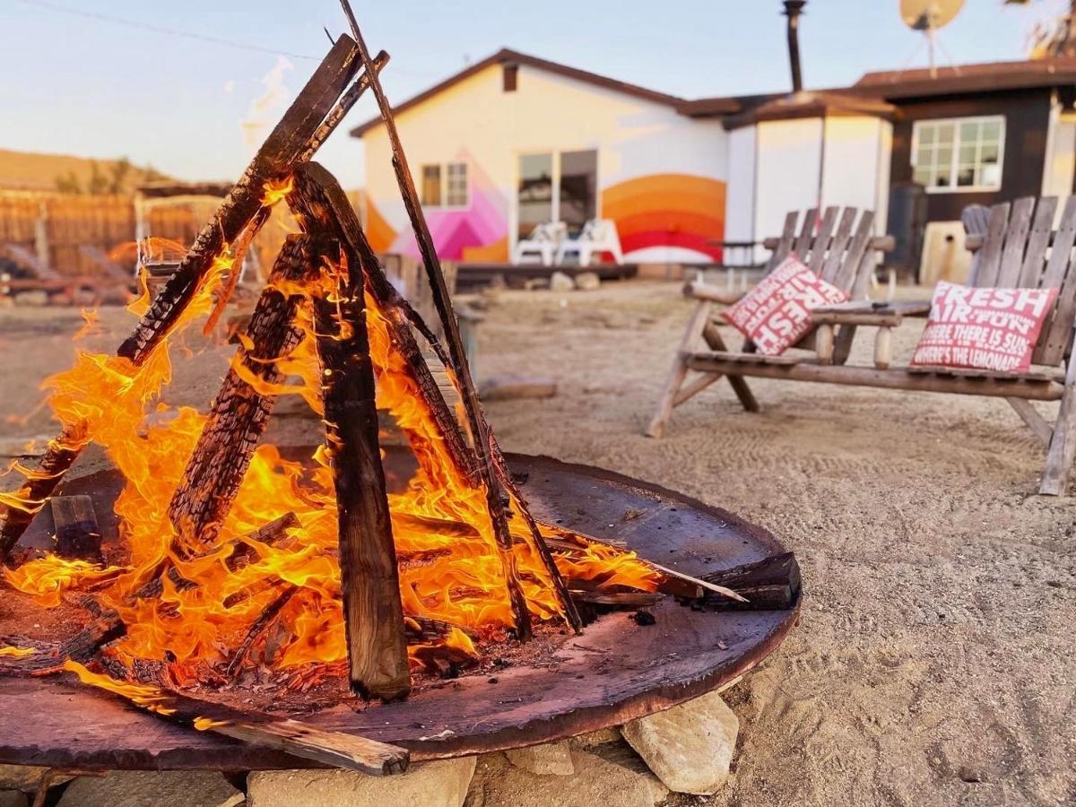 Twin Palms Desert Getaway - Jacuzzi, Fire Pit, Meditation Room & More โจชัวทรี ภายนอก รูปภาพ