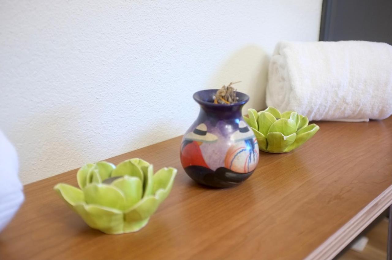 Twin Palms Desert Getaway - Jacuzzi, Fire Pit, Meditation Room & More โจชัวทรี ภายนอก รูปภาพ