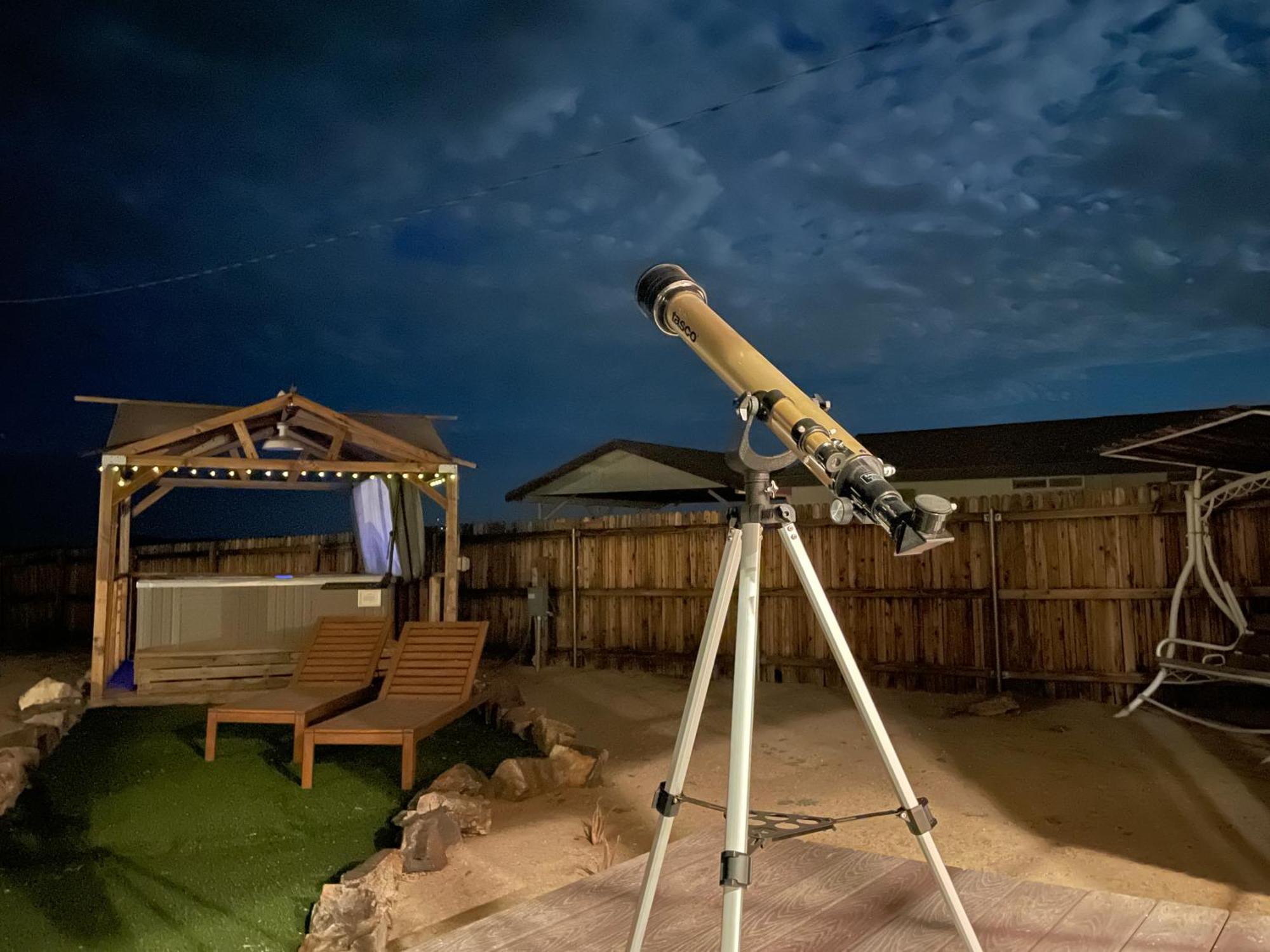 Twin Palms Desert Getaway - Jacuzzi, Fire Pit, Meditation Room & More โจชัวทรี ภายนอก รูปภาพ