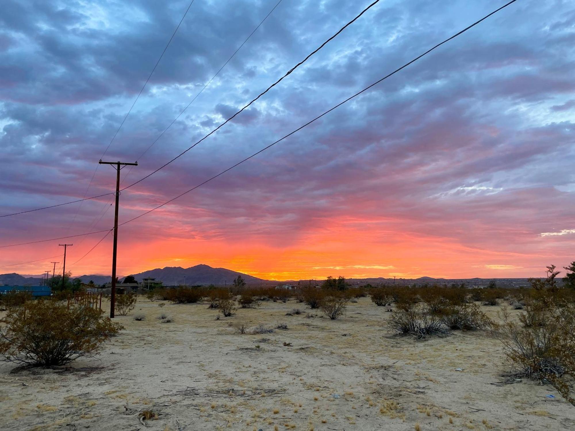Twin Palms Desert Getaway - Jacuzzi, Fire Pit, Meditation Room & More โจชัวทรี ภายนอก รูปภาพ