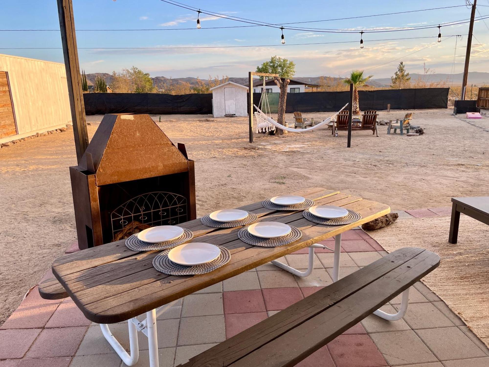 Twin Palms Desert Getaway - Jacuzzi, Fire Pit, Meditation Room & More โจชัวทรี ภายนอก รูปภาพ