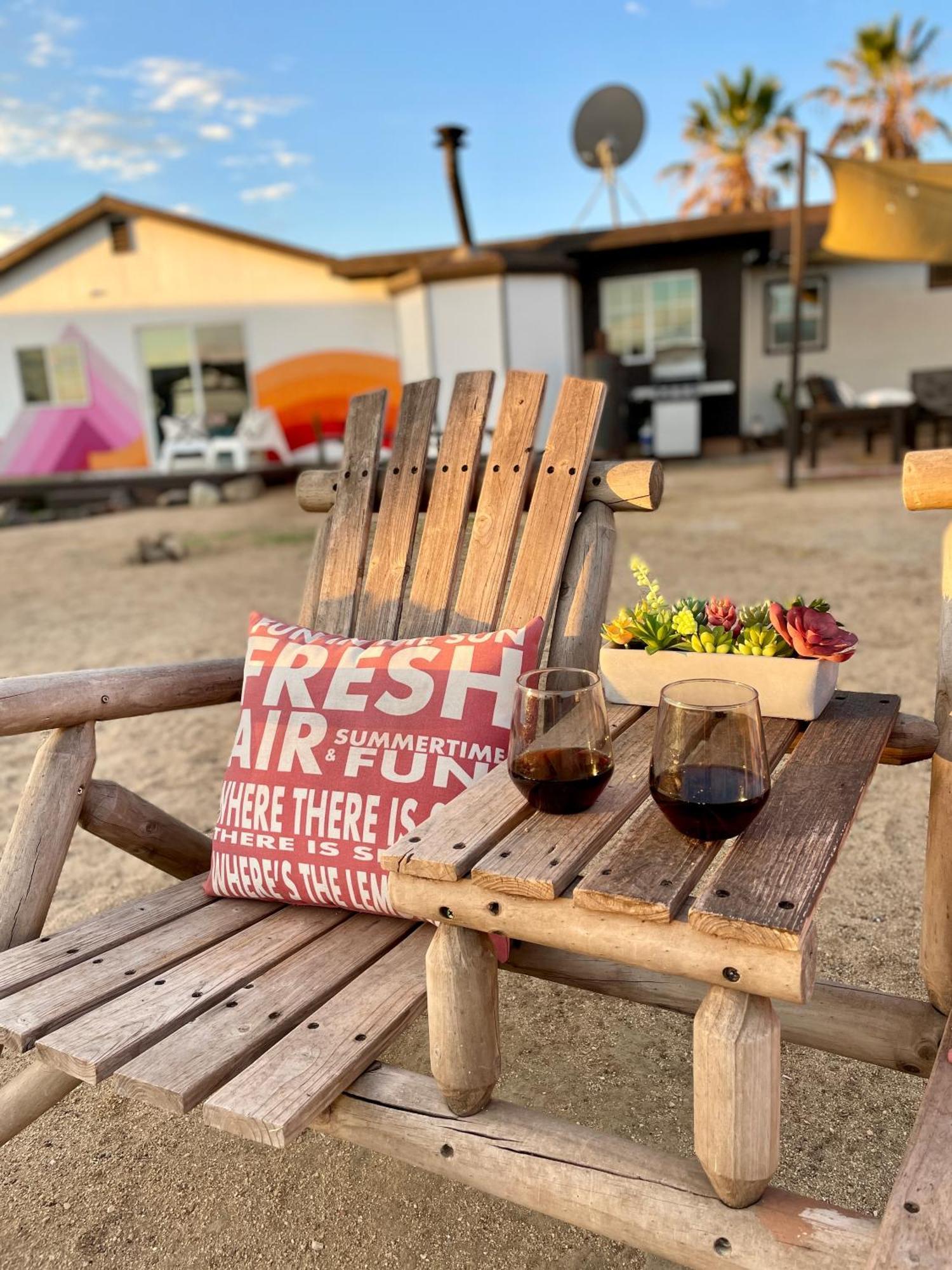Twin Palms Desert Getaway - Jacuzzi, Fire Pit, Meditation Room & More โจชัวทรี ภายนอก รูปภาพ