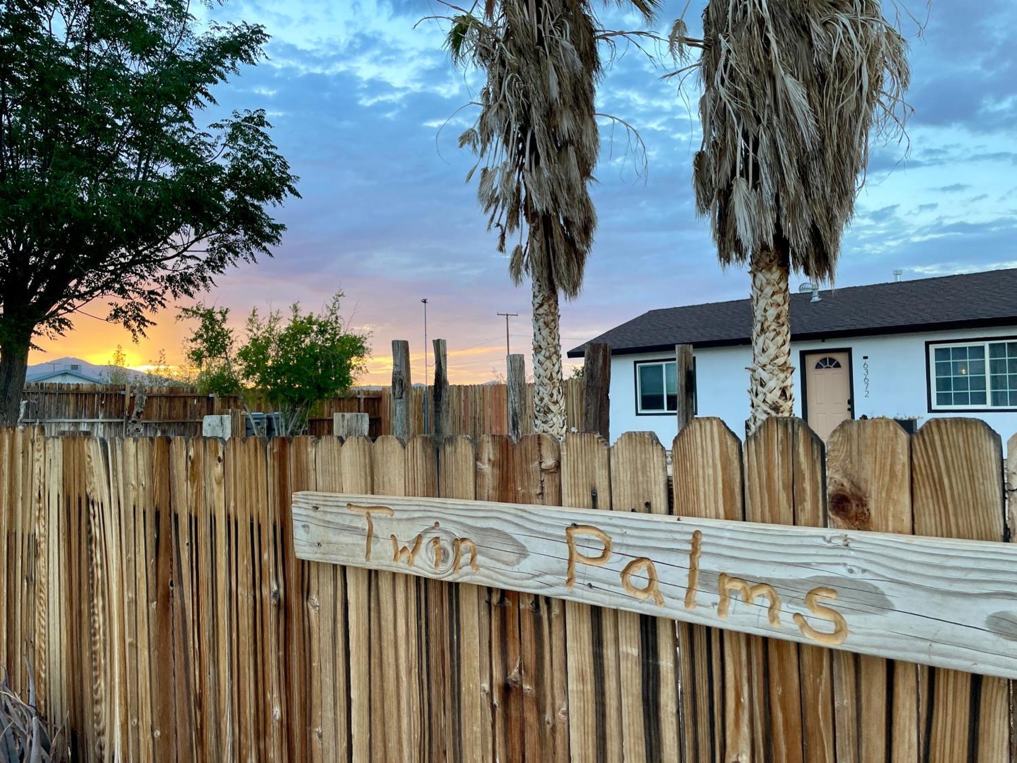 Twin Palms Desert Getaway - Jacuzzi, Fire Pit, Meditation Room & More โจชัวทรี ภายนอก รูปภาพ