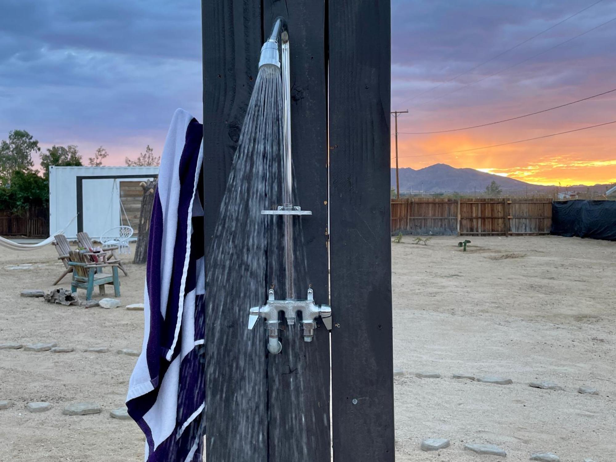 Twin Palms Desert Getaway - Jacuzzi, Fire Pit, Meditation Room & More โจชัวทรี ภายนอก รูปภาพ