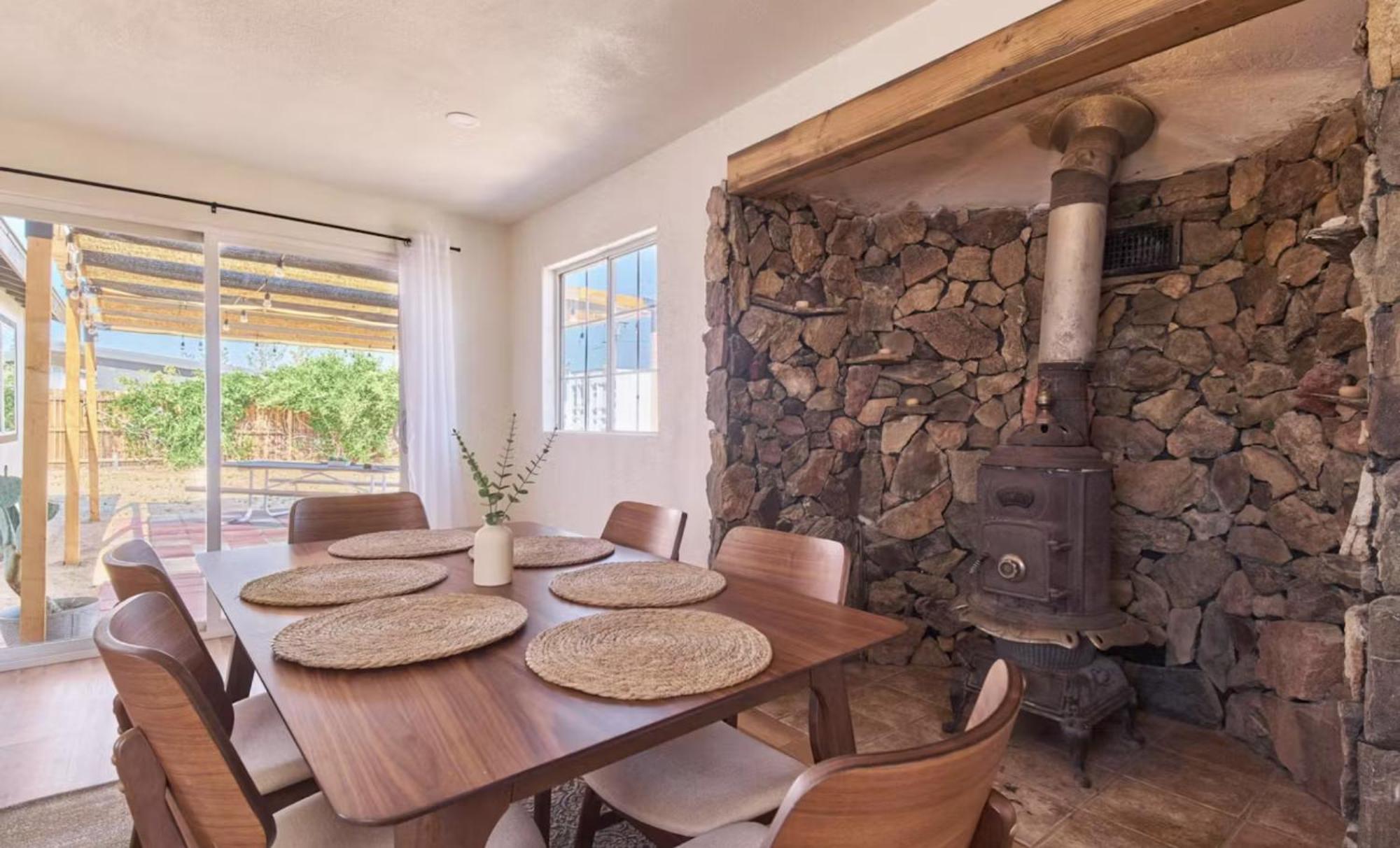 Twin Palms Desert Getaway - Jacuzzi, Fire Pit, Meditation Room & More โจชัวทรี ภายนอก รูปภาพ